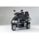 Scooter à 3 roues et 2 places alimenté à l'énergie solaire